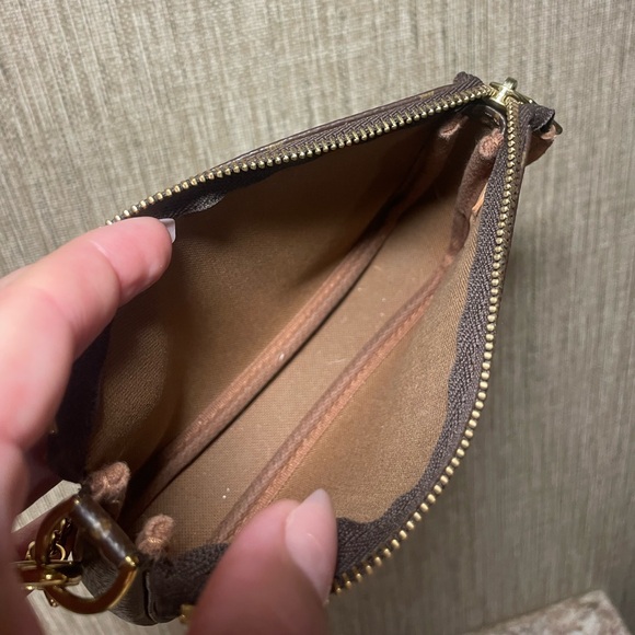 100% Authentic! LV Monogram Mini Pochette Bag w/ Box, & Dustbag Made in France - Picture 11 of 13